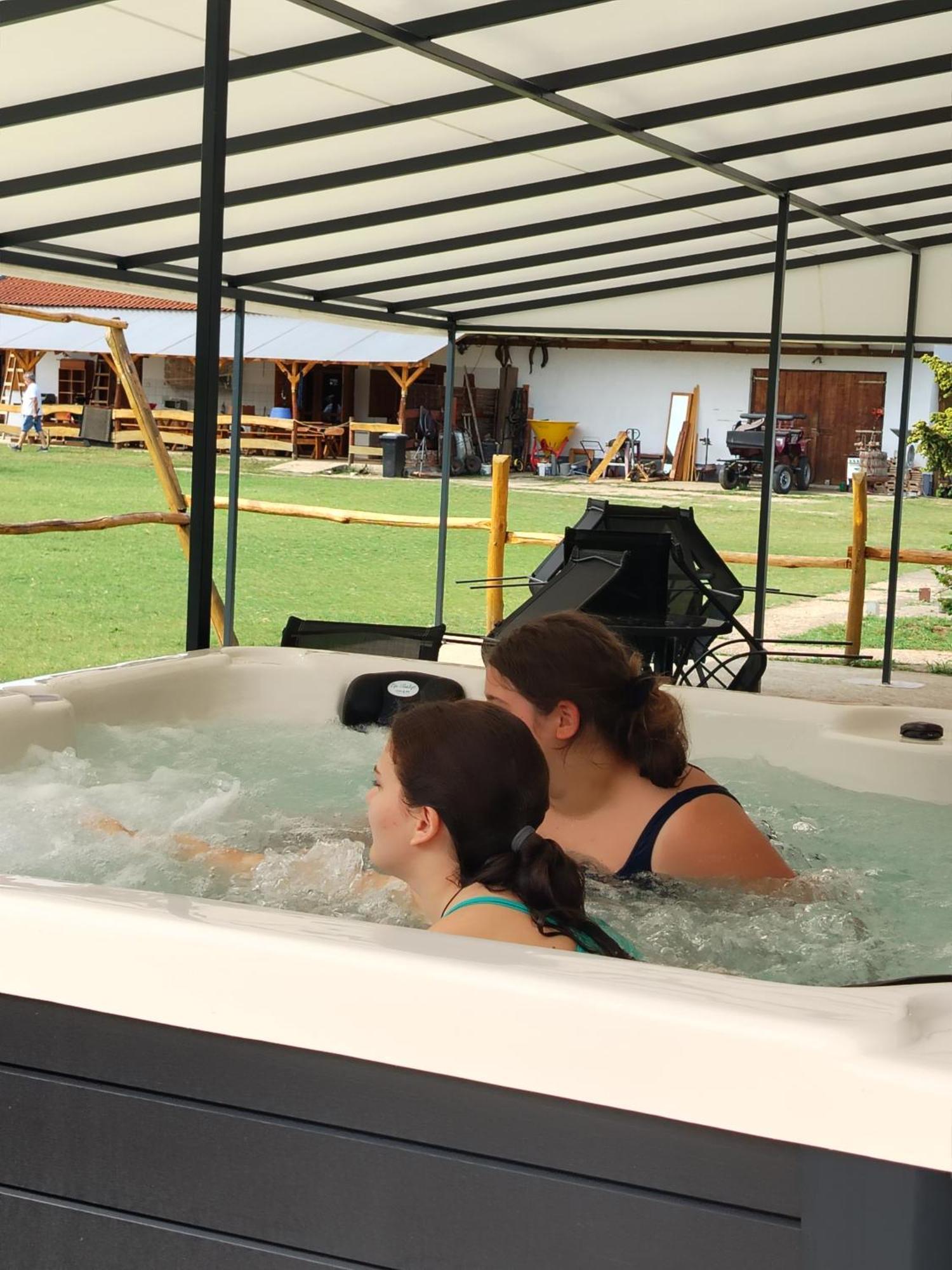 Hotel Akacliget Vendeghaz Es Major Ofeherto Zewnętrze zdjęcie