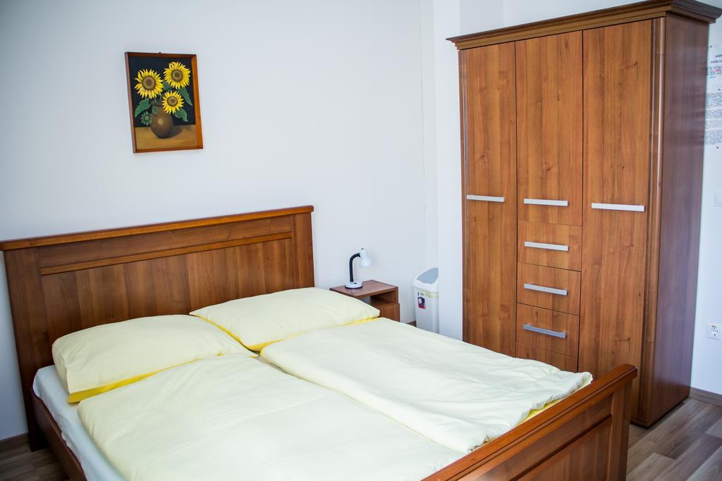 Hotel Akacliget Vendeghaz Es Major Ofeherto Zewnętrze zdjęcie
