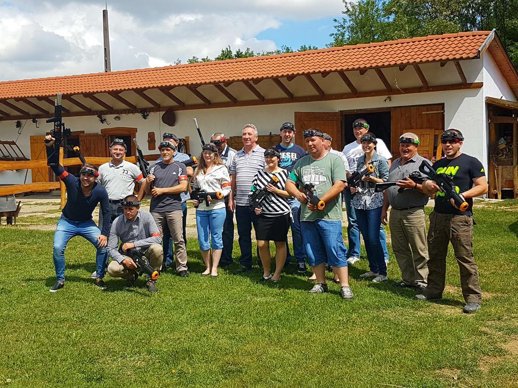 Hotel Akacliget Vendeghaz Es Major Ofeherto Zewnętrze zdjęcie