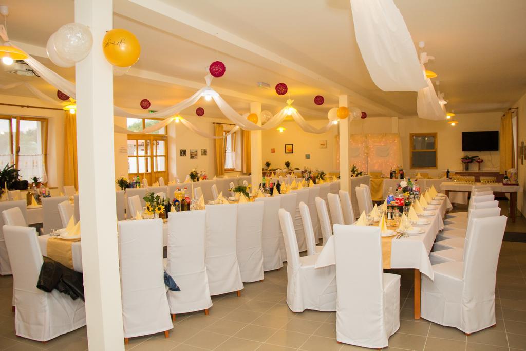 Hotel Akacliget Vendeghaz Es Major Ofeherto Zewnętrze zdjęcie
