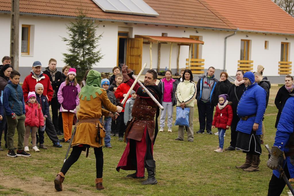 Hotel Akacliget Vendeghaz Es Major Ofeherto Zewnętrze zdjęcie